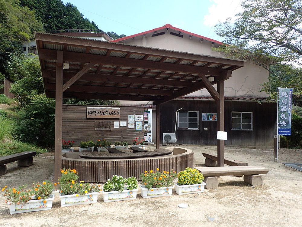 鈍川すっぴん美人の足湯