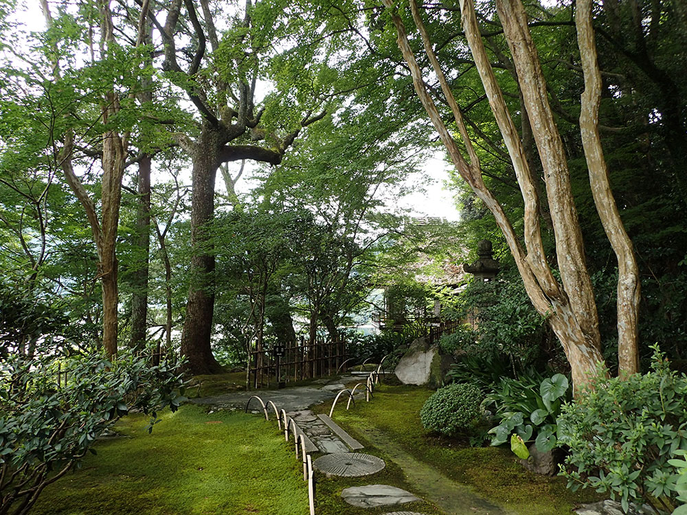 一歩一歩、歴史や雰囲気を感じ取りながら歩く庭園