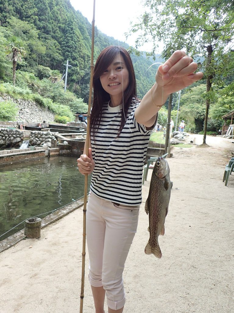 鈍川渓谷のニジマス釣り