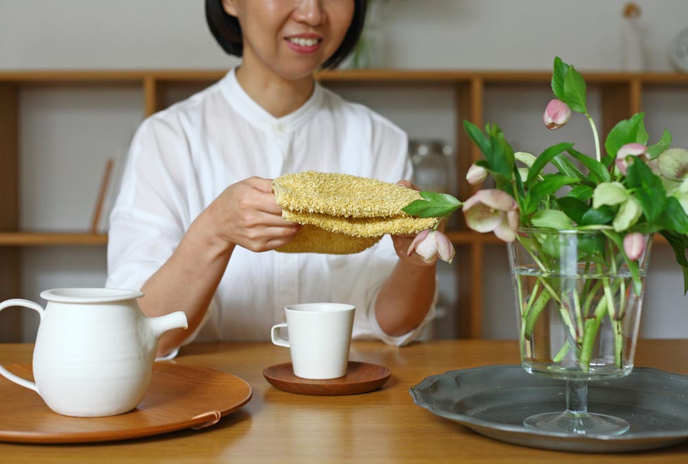 伊織のハンドタオルを手にする村上さん　暮らしを楽しむ人とタオル　03　