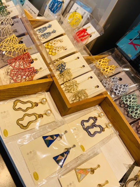 伊織　松山店　ツヅレ　刺繍アクセサリー　POP-UP