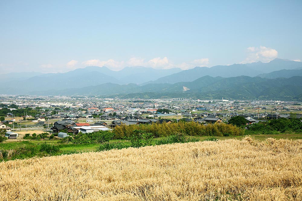 暮らしを楽しむ人とタオル　04 風景　西条の街