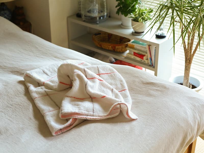 ベッドの上のstringバスタオル
