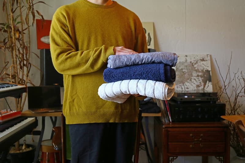 バスタオルを持つ男性の写真
